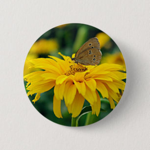 Badge Rond 5 Cm Un papillon sur un bouton de fleur jaune