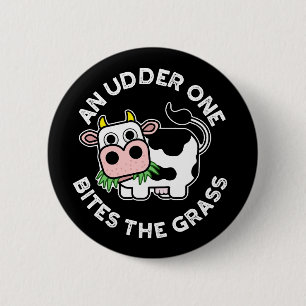 Badge Rond 5 Cm Un Udder On Mord L'Herbe Funny Vache Pun Dark BG