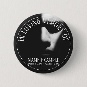 Badge Rond 5 Cm Un visage endormi dans une demi-ombre