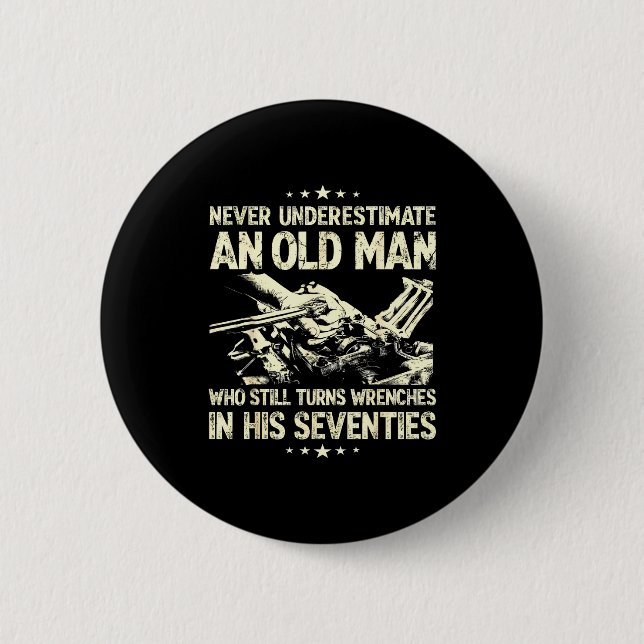 Badge Rond 5 Cm Underestimate an old man who turns wrenches  (Devant)