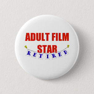 BADGE ROND 5 CM VEDETTE DE FILM ADULTE RETIRÉE
