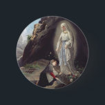 Badge Rond 5 Cm Vierge Marie de Lourdes<br><div class="desc">Elle est vénérée sous ce titre par l'église catholique romaine en raison de ses apparitions qui se sont produites à Lourdes,  en France. Première apparition du 11 février 1858,  dont Bernadette Soubirous.</div>