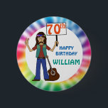 Badge Rond 5 Cm Vieux Hippie Hippy Tie Dye 70e anniversaire fête P<br><div class="desc">Célébrez votre vieux hippie préféré avec une couleur brillante teinte cravate avec un gars hippy tenant deux doigts dans le symbole universel de paix avec son bandeau de teinture cravate et sa guitare trusty penchant contre sa jambe. Il tient une pancarte montrant son âge. Design original par Holiday Hearts Designs...</div>