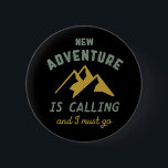 Badge Rond 5 Cm Vintage Mountain Escalade Nouvelle aventure<br><div class="desc">Un design inspirant pour ceux qui aiment escalader les montagnes, l'alpinisme, l'escalade randonnée ou intérieure. Marchandises de motivation cool pour grimpeurs, randonneurs et toute personne à l'extérieur. Idéal pour les amateurs d'aventure, activités de plein air dans la nature. Grand cadeau de Noël et cadeau d'anniversaire pour grand-père, père, père, mari,...</div>