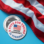 Badge Rond 5 Cm Voter pour Trump, c'est choisir la démocratie<br><div class="desc">Un vote pour Trump est la tyrannie,  choisissez la démocratie. Un bouton patriotique démocrate pour l'élection de 2024 rappelant aux électeurs que Donald Trump a commis une trahison contre les États-Unis d'Amérique. Un drapeau américain pour un patriote qui est contre le parti républicain.</div>