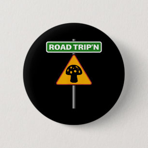 Badge Rond 5 Cm Voyage drôle sur la route - Panneau routier champi