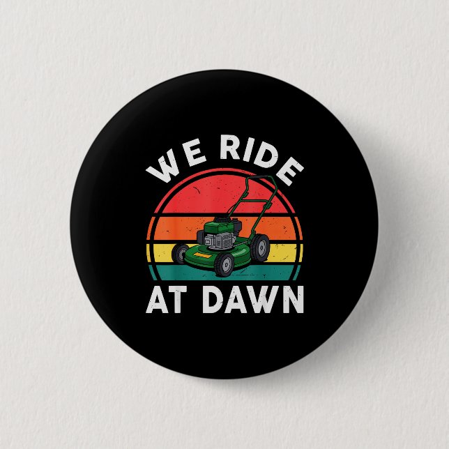 Badge Rond 5 Cm We Ride At Dawn Push Lawn Mower Toddler Funny Mowi (Devant)