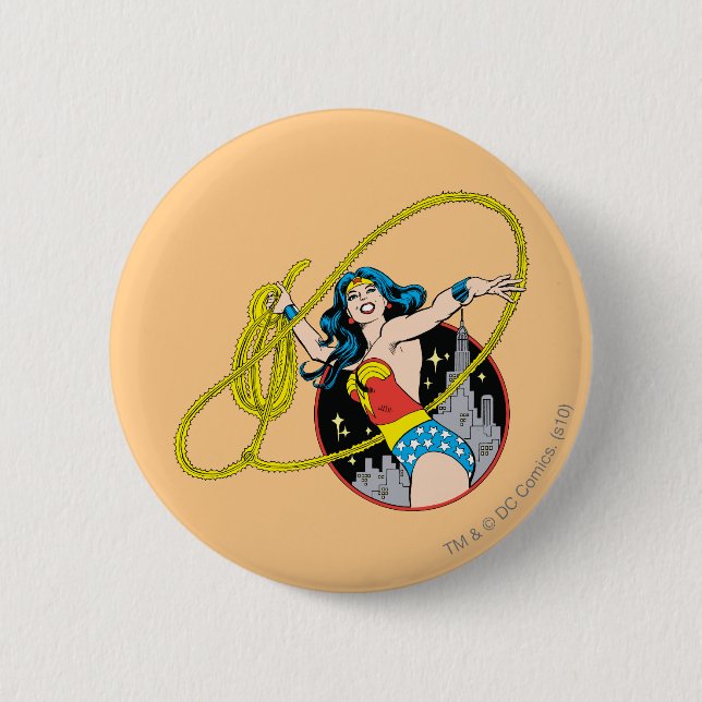 Badge Rond 5 Cm Wonder Woman avec l'Arrière - plan de la ville (Devant)
