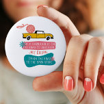 Badge Rond 5 Cm Yarnaholic Funny Dit w. Fil de tricot sur camion<br><div class="desc">Design rétro avec un dicton populaire de yarnaholic, adapté pour les accros au tricot et au crochet (comme nous!). L'expression de fil est écrite dans la typographie majuscule décontractée et dit "Je suis un yarnaholic sur le chemin de la récupération - juste une blague - je suis sur la route...</div>