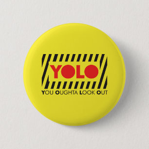 Badge Rond 5 Cm YOLO avec la précaution rouge