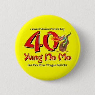 Badge Rond 5 Cm Yung aucun quarantième anniversaire de MOIS