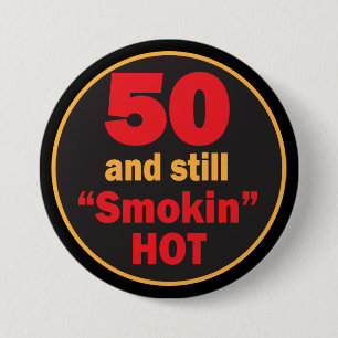 Badge Rond 7,6 Cm 50 et toujours chaud fumant  50e anniversaire
