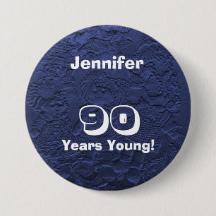 Badge Rond 7,6 Cm 90 Ans Jeune Poupées Bleu foncé Pin Cadeau Anniv