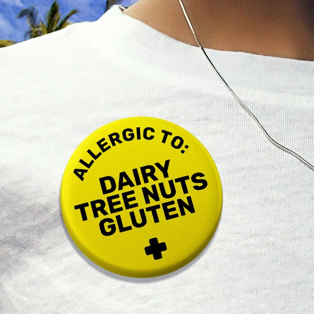 Badge Rond 7,6 Cm Alerte Médicale d'allergie aux aliments noirs simp (Yellow allergy badge that says 'allergic to dairy, tree nuts, gluten')