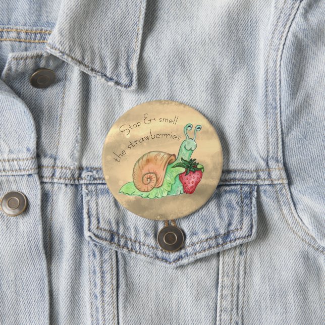 Badge Rond 7,6 Cm Arrêter et sentir l'escargot des fraises (En situation)