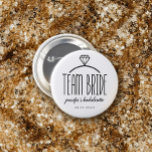 Badge Rond 7,6 Cm Bachelorette de l'équipe de ceinture de diamant<br><div class="desc">Bouton d'équipe en blanc avec texte noir charmant et illustration d'un anneau de fiançailles diamant. Personnalisez avec le nom de la mariée (ou le nom du porteur) et la date de l'événement.</div>