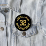 Badge Rond 7,6 Cm Black and Gold Football Maman Jersey Numéro<br><div class="desc">Saluez votre équipe sportive préférée, votre footballeur ou montrez votre fierté scolaire avec un bouton d'esprit personnalisé! Ajoutez votre nom d'école ou personnalisez-le avec le nom d'un joueur et son numéro de maillot. Parfait pour le football, le basket, le baseball et les jeux de football ! Créez des broches personnalisées...</div>