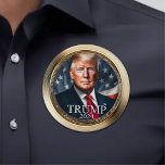 Badge Rond 7,6 Cm Bouton Campagne Collective Donald Trump 2024<br><div class="desc">Elégante bordure en faux or avec une peinture digitale unique de Donald J. Trump avec drapeau américain en arrière - plan. Classy collectible souvenirs d'élection présidentielle 2024 pour collectionneurs. Un équipement de rassemblement parfait pour les partisans républicains, les campagnes et les collectes de fonds. Cette image a été générée par...</div>