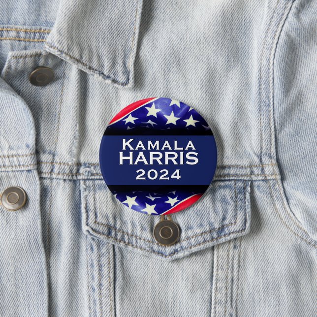 Badge Rond 7,6 Cm Bouton Campagne Kamala HARRIS 2024 (En situation)