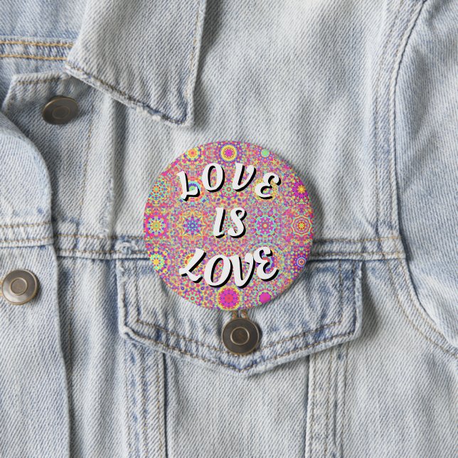 Badge Rond 7,6 Cm Bouton de Fierté Love Is Love (En situation)