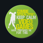Badge Rond 7,6 Cm Bouton de jeu amusant pour garder le calme Zombie<br><div class="desc">Cool grunge à mi-ton bouton pour geek et les joueurs. L'apocalypse zombie ? Gardez calme jeux vidéo m'ont préparé pour cela. Bouton amusant pour ceux qui aiment jouer aux jeux vidéo. Express-toi avec ce bouton coloré.</div>