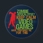 Badge Rond 7,6 Cm Bouton Garder le calme Zombie Apocalypse Funny Gam<br><div class="desc">Cool grunge à mi-ton bouton pour geek et les joueurs. L'apocalypse zombie ? Gardez calme jeux vidéo m'ont préparé pour cela. Bouton amusant pour ceux qui aiment jouer aux jeux vidéo. Express-toi avec ce bouton coloré.</div>