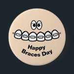 Badge Rond 7,6 Cm Bouton Joyeux Jour Braces ou Nom Orthodontiste Tag<br><div class="desc">Il s'agit d'un bouton idéal pour tous les membres du bureau orthodontiste à porter pour la Journée des Braces qui est le 11 août. Vous pouvez aussi faire de cette étiquette une étiquette de nom et simplement supprimer le texte et taper le nom d'une personne pour l'utiliser comme étiquette de...</div>
