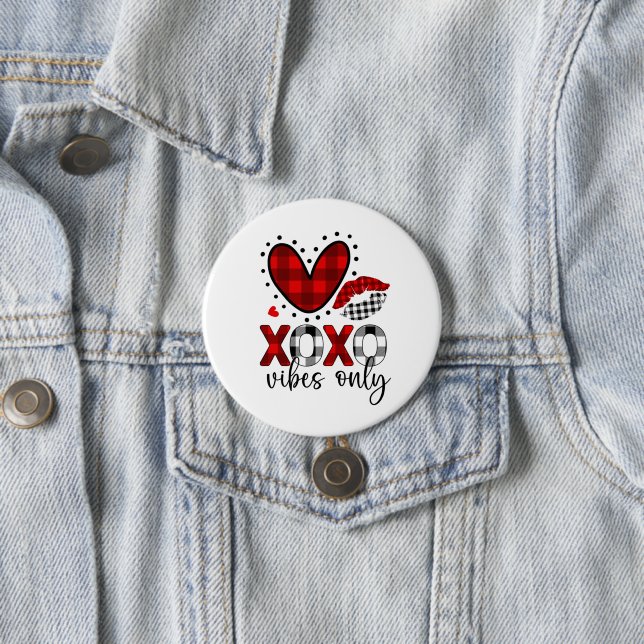 Badge Rond 7,6 Cm Bouton Love Vibes Only (En situation)