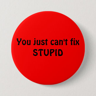 BADGE ROND 7,6 CM BOUTON STUPIDE