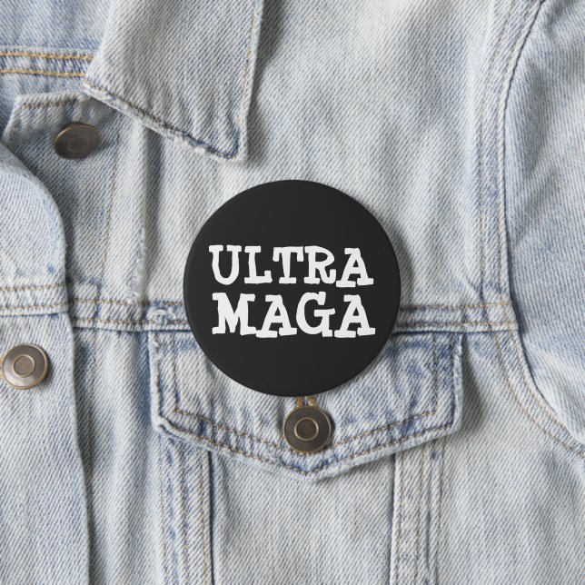 BADGE ROND 7,6 CM BOUTON ULTRA MAGA (En situation)