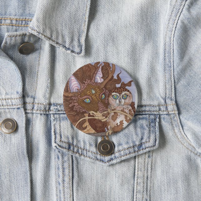 Badge Rond 7,6 Cm Bright Eyes Owl and Dragon (En situation)