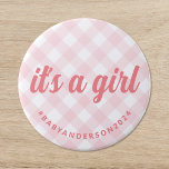 Badge Rond 7,6 Cm C'est une fille En vichy Baby shower<br><div class="desc">Ce bouton baby shower est doté d'un arrière - plan en vichy chèque rose pastel et blanc, évoquant un charme méridional. Le message "It's a girl" en lettres cursives élégantes assure que le bouton attire l'oeil tout en maintenant un air d'élégance décontractée. Le bouton reflète une atmosphère classique, preppy mais...</div>