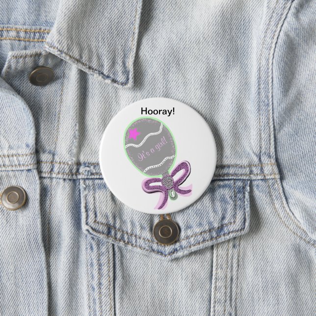 Badge Rond 7,6 Cm C'est une Fille Hochet Bébé Étoile Rose (En situation)
