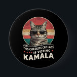 Badge Rond 7,6 Cm Cette dame aux chats sans enfants vote Kamala<br><div class="desc">Cette dame aux chats sans enfants vote Kamala</div>