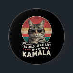 Badge Rond 7,6 Cm Cette dame aux chats sans enfants vote Kamala<br><div class="desc">Cette dame aux chats sans enfants vote Kamala</div>