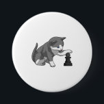 Badge Rond 7,6 Cm Chat aux échecs avec pièce d'échecs Évêque<br><div class="desc">Ce design est le cadeau idéal pour un anniversaire,  Noël et d'autres célébrations. Il convient aux femmes,  aux hommes et aux enfants.</div>