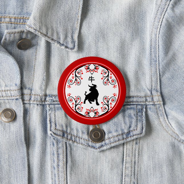 Badge Rond 7,6 Cm Chinese New Year Ox with Red Blossoms (En situation)