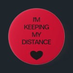 Badge Rond 7,6 Cm Code de couleur de distance sociale rouge<br><div class="desc">Bouton rouge à code couleur de distance sociale pour vous aider à vous sentir en sécurité et à l'aise avec vos interactions sociales et faire savoir aux autres quel niveau de distance sociale vous êtes à l'aise avec. Le texte personnalisable dit "JE GARDE MA DISTANCE". Les articles correspondants et les...</div>