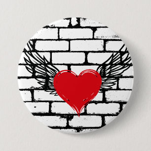 Badge Rond 7,6 Cm Coeur rouge avec ailes d'ange sur un mur de brique