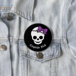 Badge Rond 7,6 Cm Cranio Crâne fille avec botte violette<br><div class="desc">Votre enfant a traversé beaucoup de choses,  célébré ses triomphes et apporter une petite prise de conscience à Craniosynostosis et son fonctionnement avec ce mignon bouton avec un crâne avec un arc violet dessus,  la couleur de la conscience cranio. Customisez le texte pour un message totalement personnel !</div>