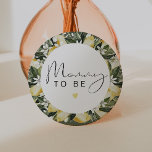 Badge Rond 7,6 Cm DAHLIA Lemon Citrus Fruit Summer Moment to Be<br><div class="desc">Cette épingle de bouton comporte des citrons d'aquarelle et une police manuscrite mignonne avec le dicton "Maman à être". Ce bouton neutre est l'accessoire parfait pour votre baby shower d'agrumes ou votre révélation de genre.</div>