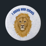 Badge Rond 7,6 Cm Design Moderne Je Suis Avec Israël. Lion de Juda<br><div class="desc">Ce bouton élégant montre votre soutien à Israël ! Un numériquement Lion de Juda peint est le point central,  avec la typographie moderne lisant "Je me tiens avec Israël" en bleu. Un arrière - plan bleu texturé ajoute un regard grunge. *Oeuvre exclusivement créée par Tracey Khalei / Orabella Prints.</div>