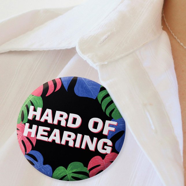 Badge Rond 7,6 Cm Difficile d'entendre des Feuilles tropicaux noirs  (Mockup of pin on women's blouse)