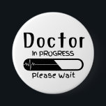 Badge Rond 7,6 Cm Docteur en cours Veuillez patienter<br><div class="desc">"Docteur en cours,  Veuillez patienter" Bouton parfait pour les futurs Médecins,  Vous pouvez le donner à votre Docteur en faisant des amis!</div>