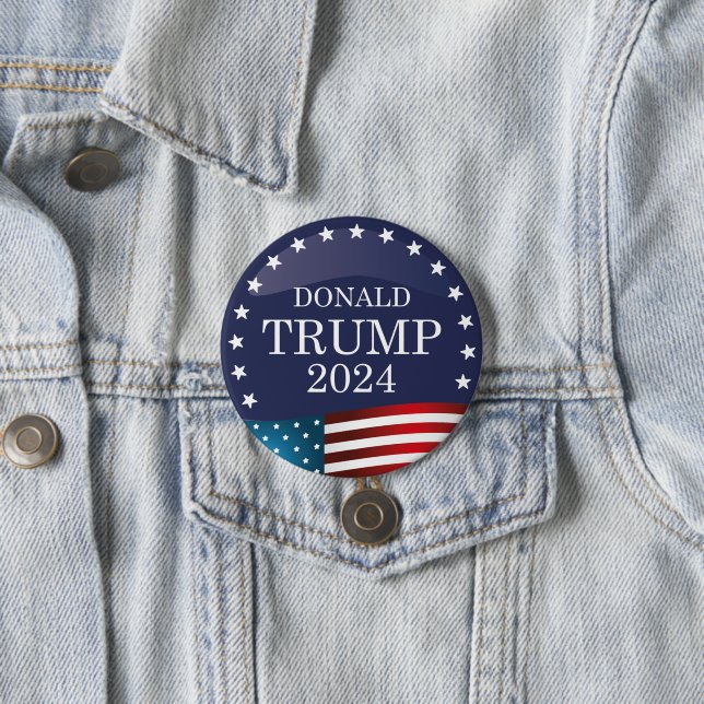 Badge Rond 7,6 Cm Donald Trump 2024 (En situation)