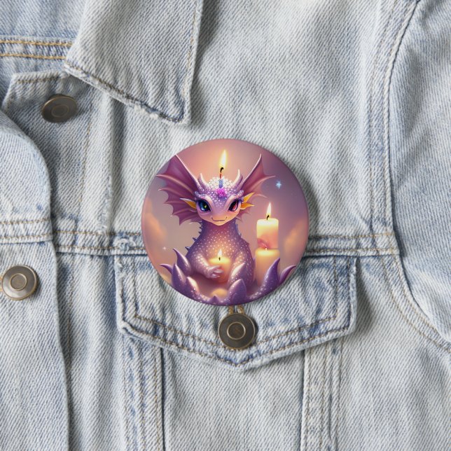 Badge Rond 7,6 Cm Dragon d'Imaginaire aux bougies d'anniversaire (En situation)