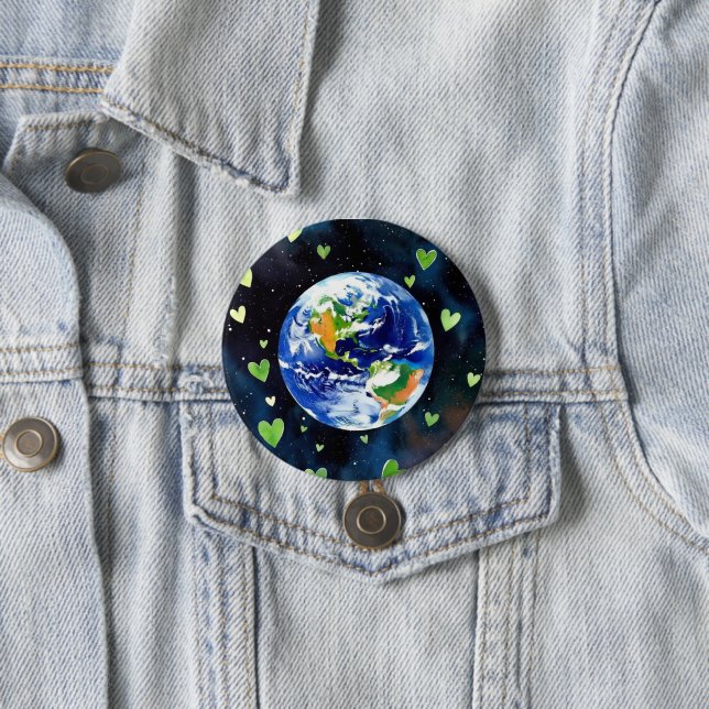 Badge Rond 7,6 Cm Earth Love Button - Planet with Green Hearts Pin (En situation)