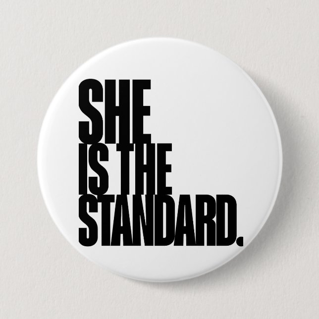 Badge Rond 7,6 Cm Elle est la référence, citation motivationnelle Ar (Devant)
