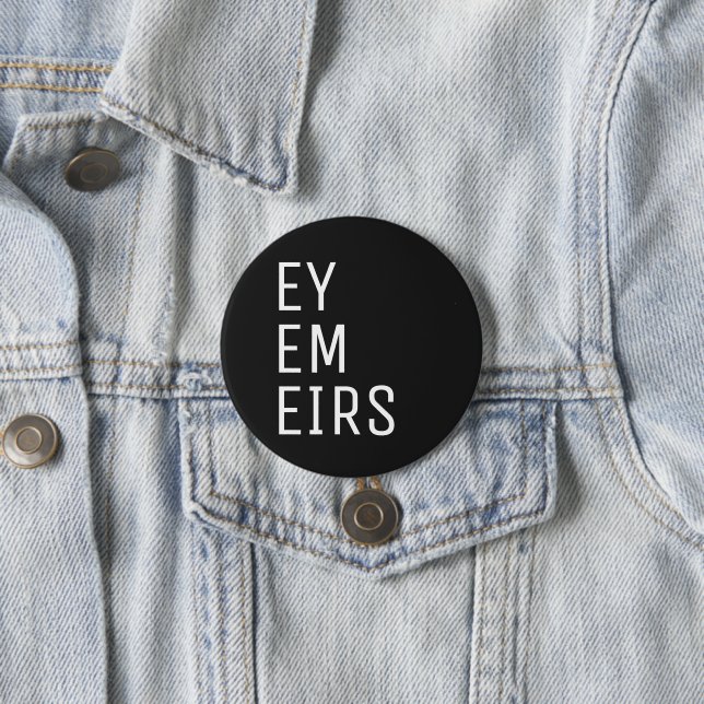 Badge Rond 7,6 Cm Ey Em Eirs Pronoun (En situation)