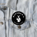 Badge Rond 7,6 Cm Fête Stag moderne Black Bachelor Party Nom personn<br><div class="desc">Faites une déclaration audacieuse avec ce bouton de la partie Stag Black, avec un design noir élégant et une icône élégante d'un cerf dans un smoking tenant un cocktail. Parfait pour célébrer le futur marié de façon élégante et ludique. Customisez avec un nom, un titre d'événement ou une phrase amusante...</div>